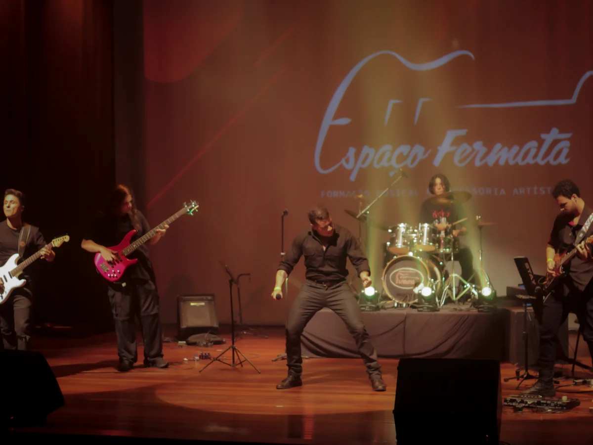 Banda de alunos do Espaço Fermata durante apresentação em teatro
