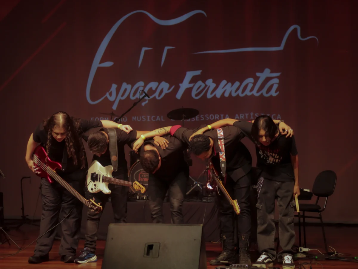 Alunos do Espaço Fermata agradecendo ao público no fim da apresentação