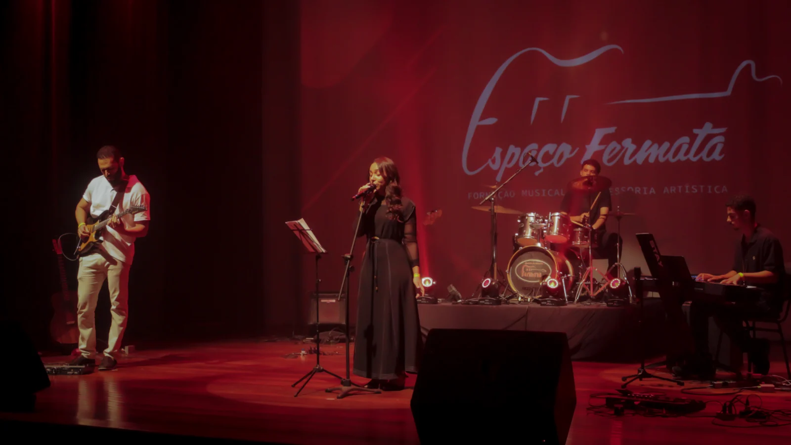 Alunos do Espaço Fermata tocando no palco do Alunos in Concert, em Ipatinga