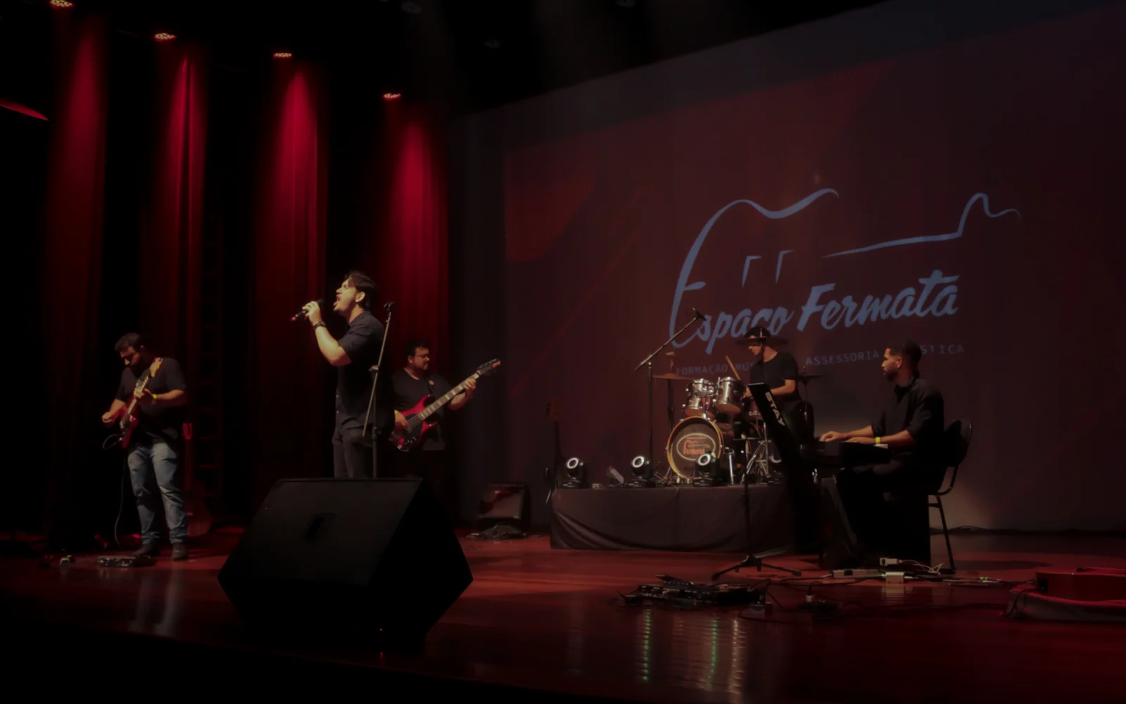 Apresentação de alunos do Espaço Fermata no teatro, em Ipatinga