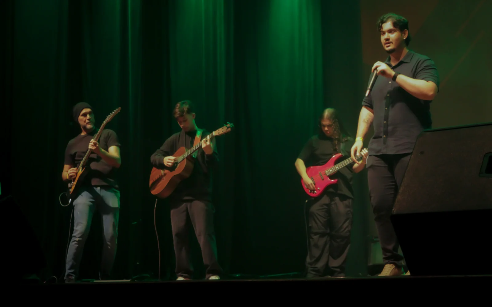 Apresentação de alunos do Espaço Fermata com a banda completa no palco