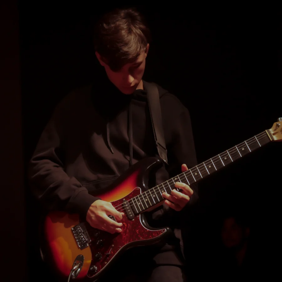 Aluno do Espaço Fermata tocando guitarra durante a apresentação